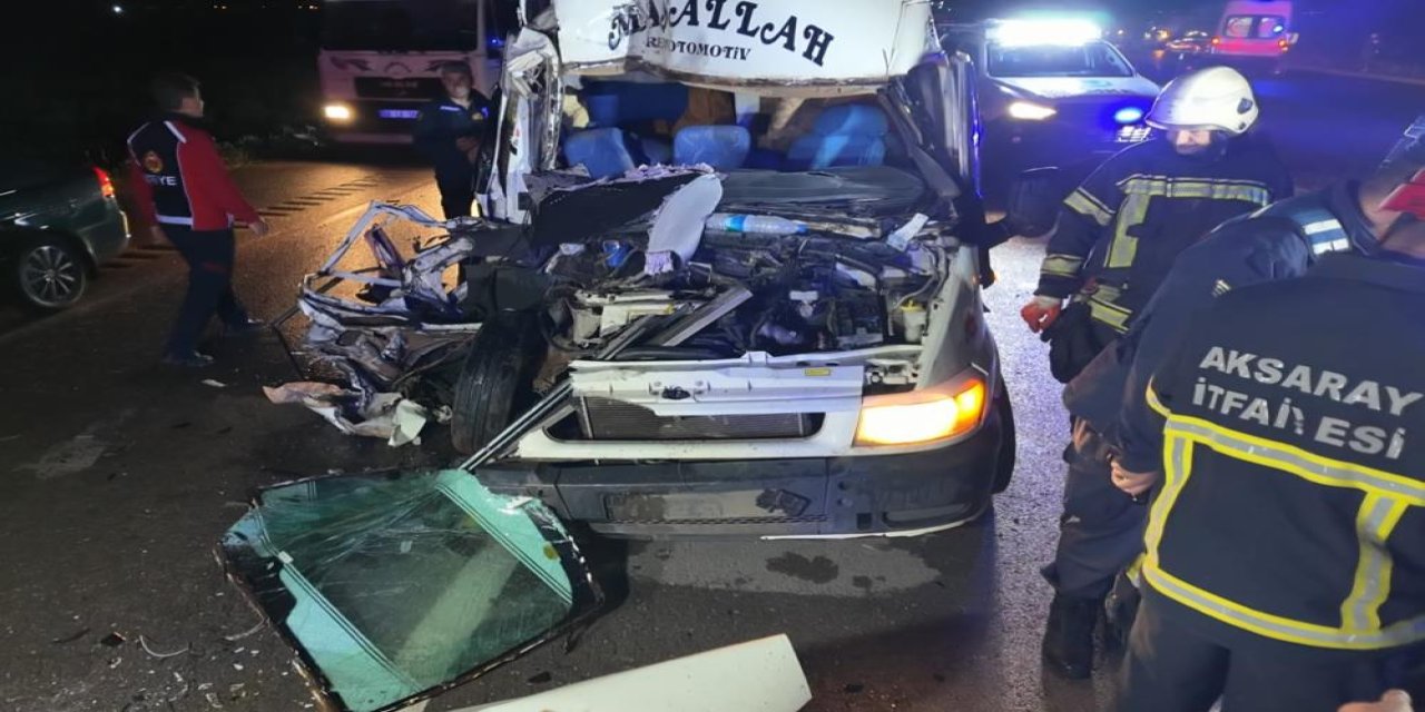 Tarım işçilerini taşıyan minibüs tıra çarptı: 12 yaralı