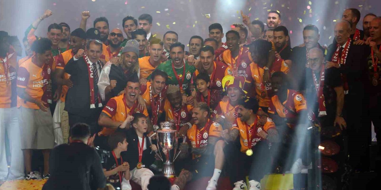 Şampiyon Galatasaray kupasını aldı