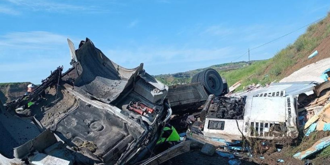 Kaza yapan tır ortalığı savaş alanına çevirdi