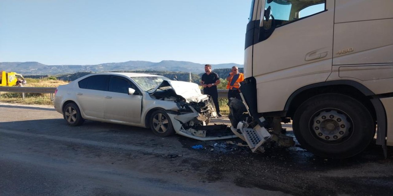 Otomobil ile tır kafa kafaya çarpıştı: 2 öldü,1 ağır yaralı