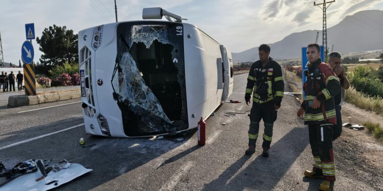Öğrenci servisi devrildi: 17 yaralı