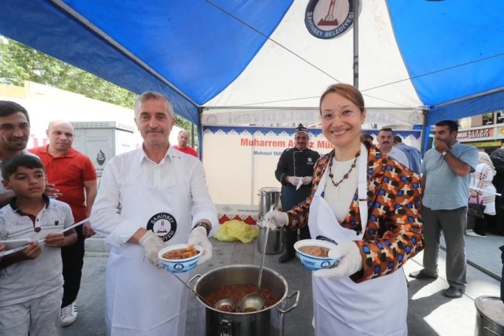 Tahmazoğlu, vatandaşlara aşure ikramında bulundu