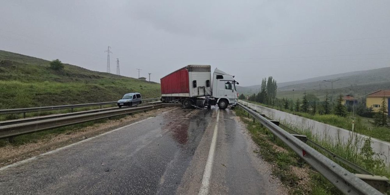 Kontrolden çıkan tır minibüsünle  çarpıştı: 11 yaralı