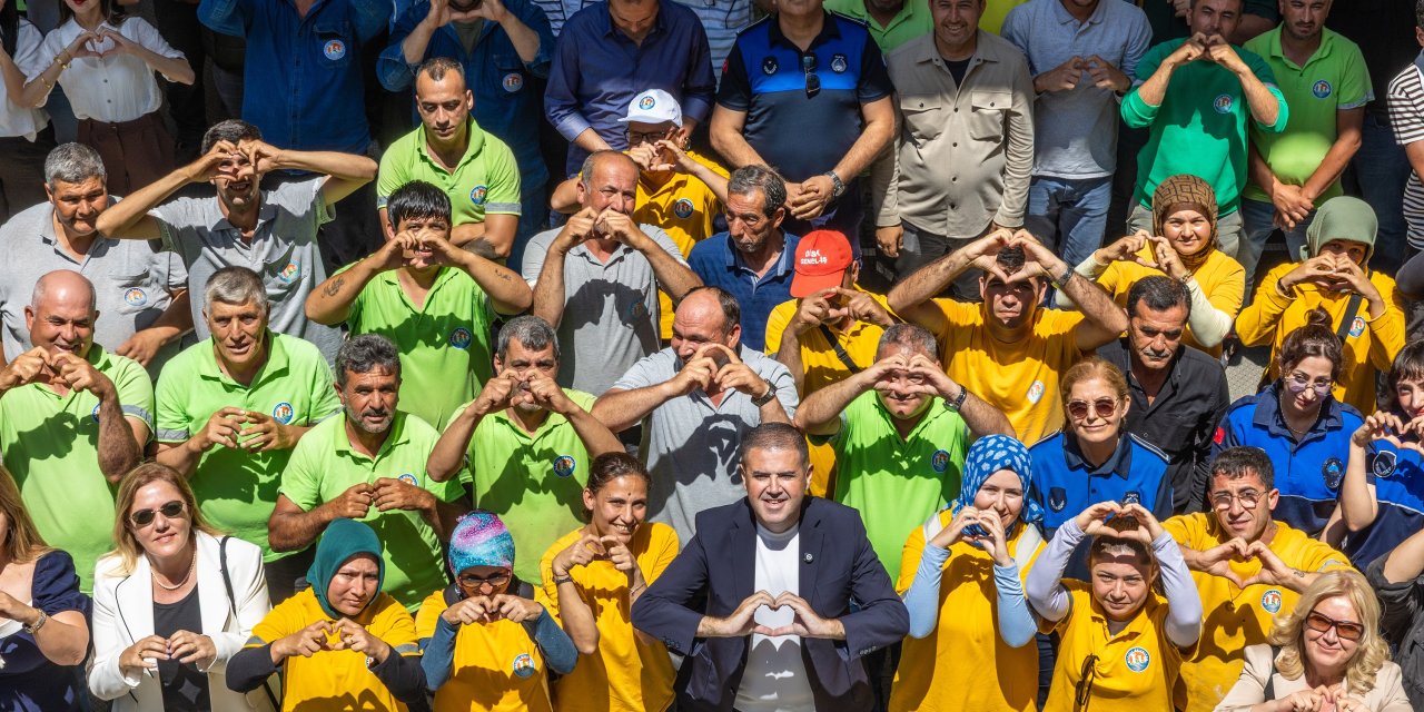 Mezitli'de Bayram coşkusu: Başkan Tuncer personelle bir araya geldi