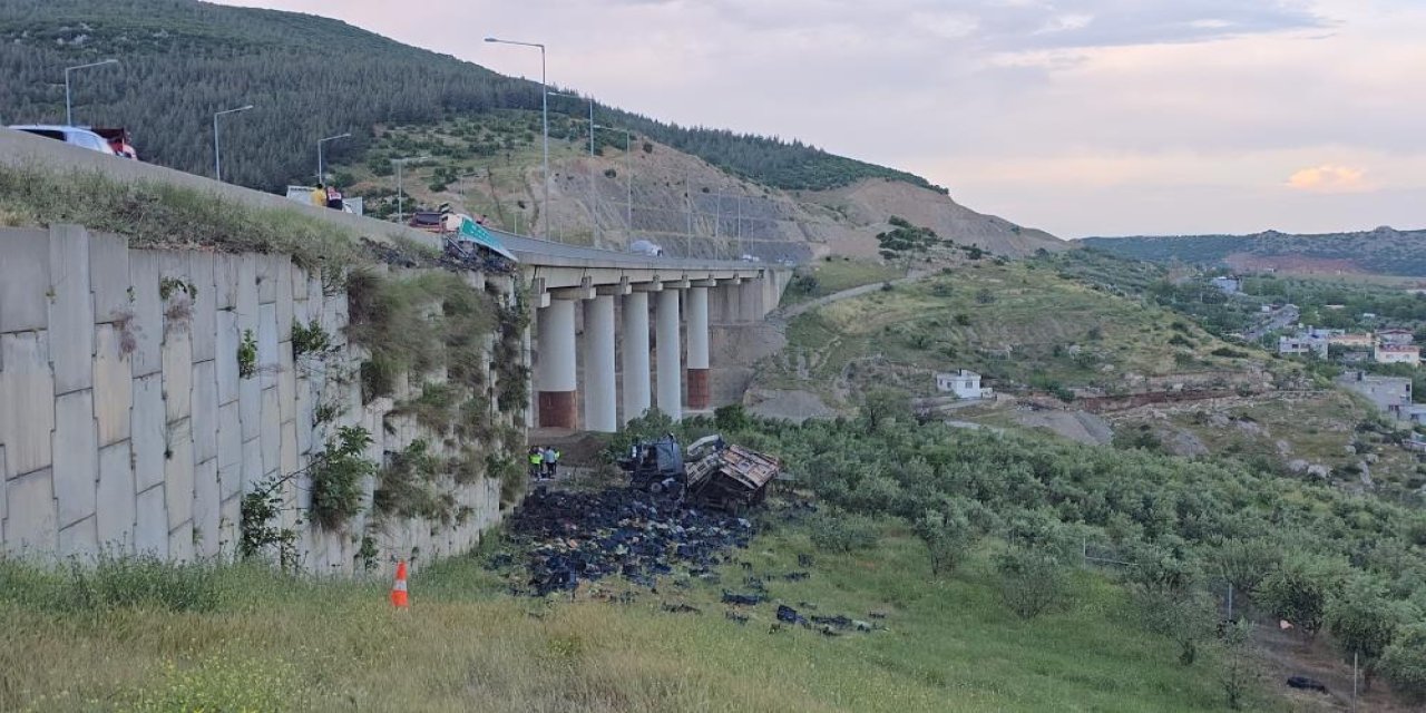 Nurdağı’nda dehşet anları: çarpışmanın ardından TIR viyadükten uçtu ölü ve yaralılar var