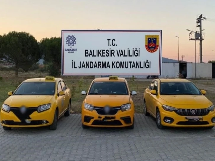 Taksici kılığındaki göçmen kaçakçıları yakayı ele verdi