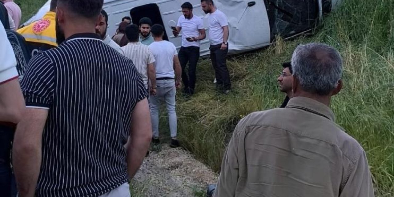 Diyarbakır-Silvan karayolu üzerinde yolcu minibüsü takla attı: 15 yaralı