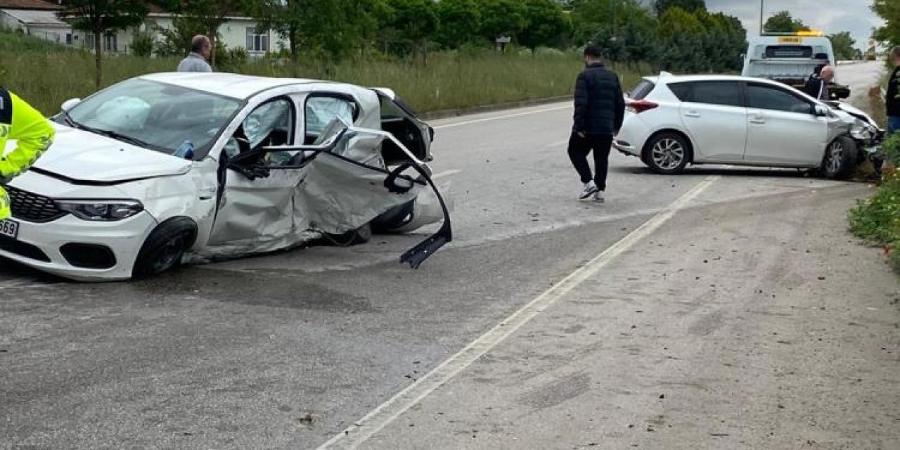 Biga ilçesinde iki otomobil çarpıştı: 2 ölü, 3 yaralı