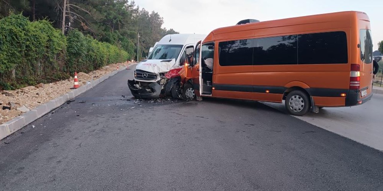 Serik ilçesinde tur minibüsleri çarpıştı, 13 turist yaralandı