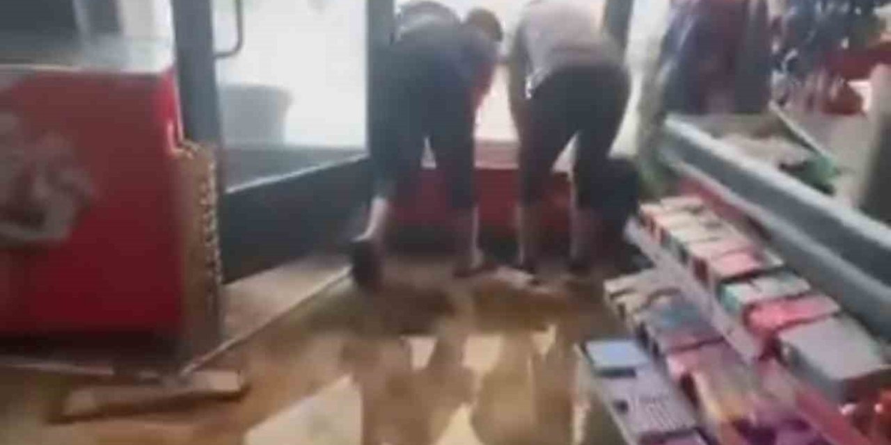 Muş’ta sağanak ve dolu yağışı: İş yerlerini su bastı