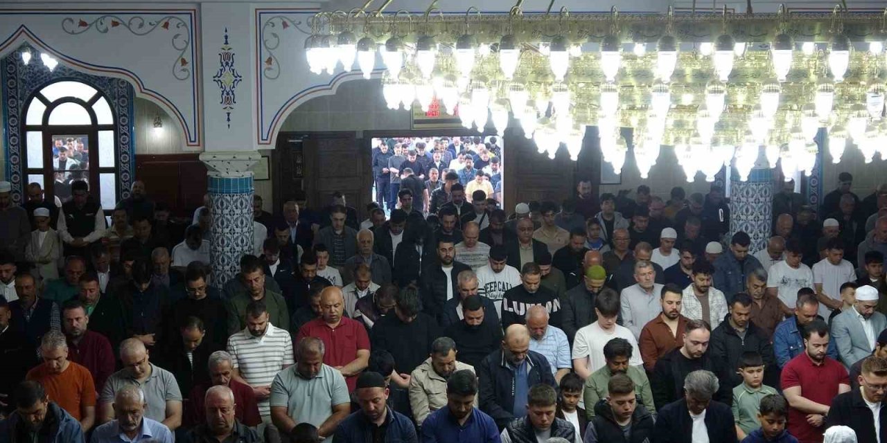Kilis’te bayram namazında camiler doldu taştı