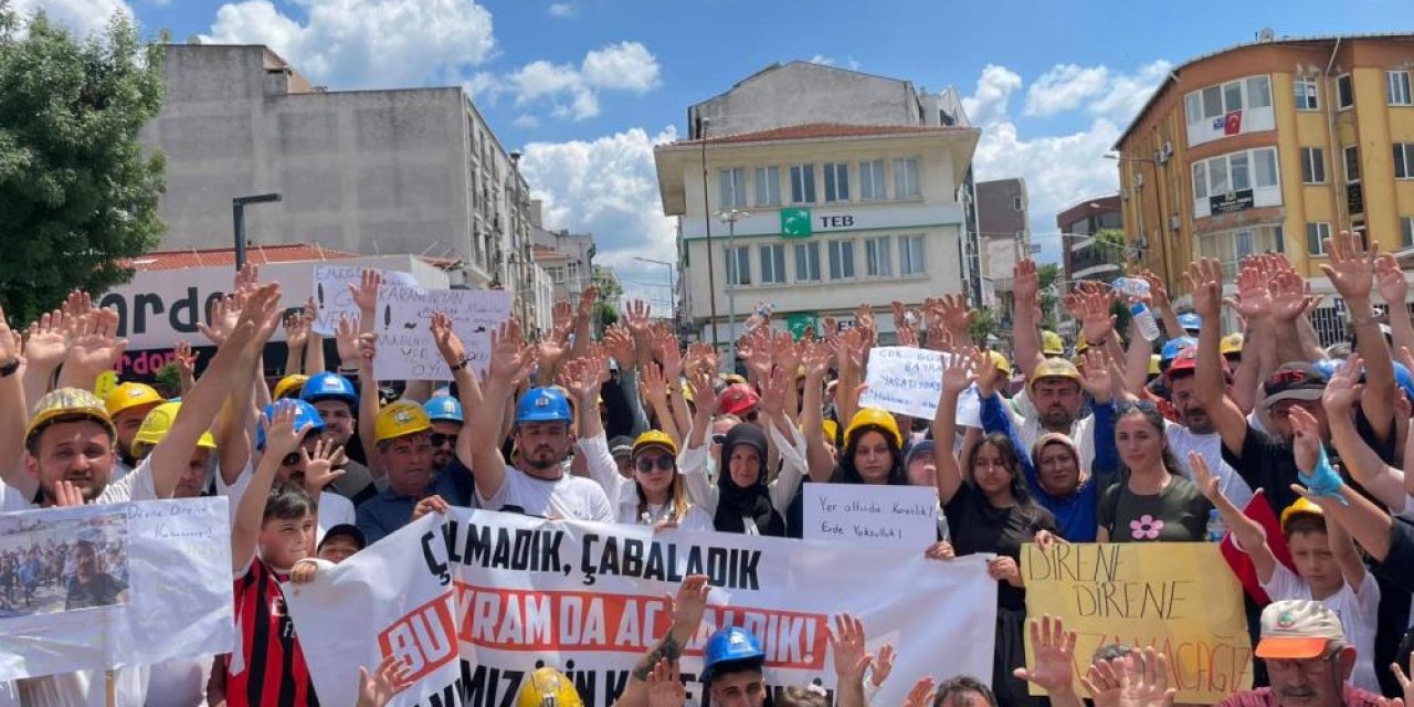Maaşlarını alamadıklarını iddia eden madenciler aileleriyle yürüdü