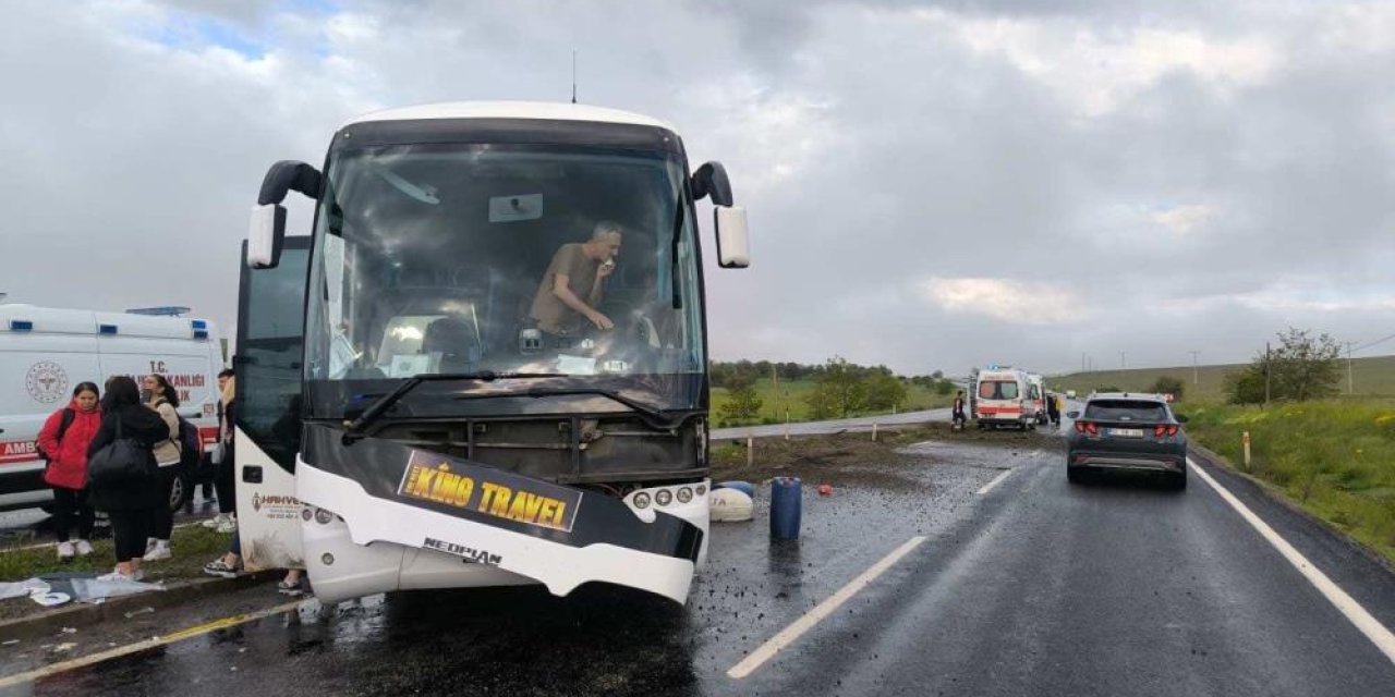 Kontrolden çıkan tur otobüsü refüje çarptı: 16 yaralı