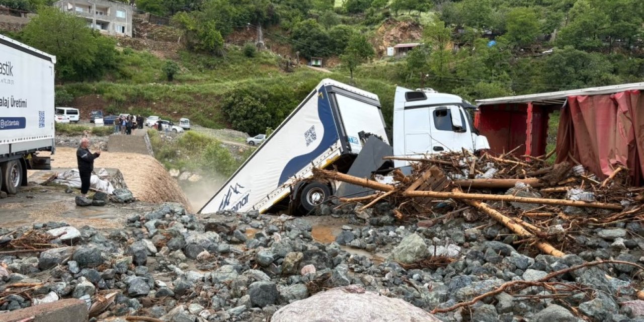 Osmaniye’de korkutan heyelan: Tırlar toprak altında kaldı