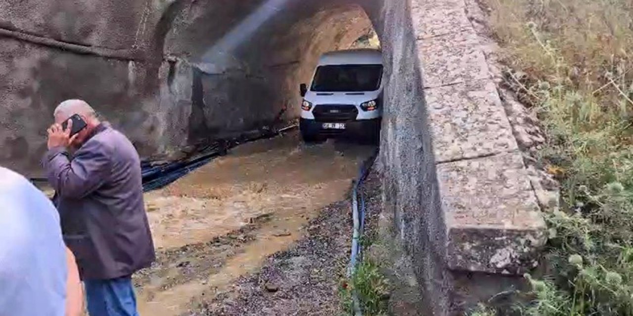 Gaziantep'te alt geçidi su bastı, minibüsdekiler mahsur kaldı