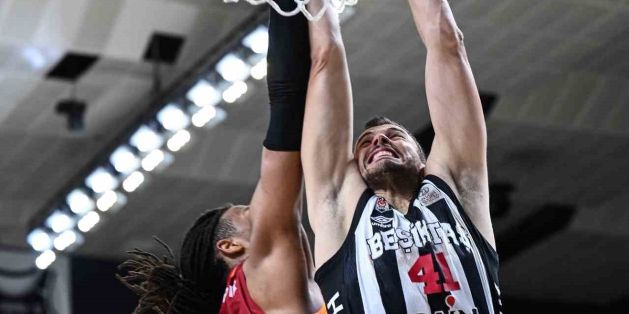 Beşiktaş, Galatasaray 'ı yenerek yarı finale yükseldi