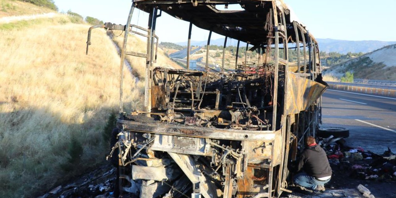 Bariyerlere çarpan yolcu otobüsü alev topuna döndü: 9 Ölü, 33 Yaralı