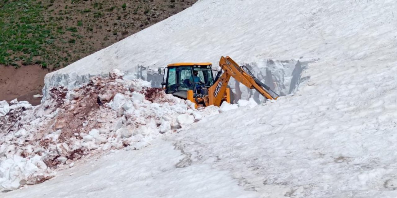 Tunceli’de haziran ortasında karla mücadele sürüyor