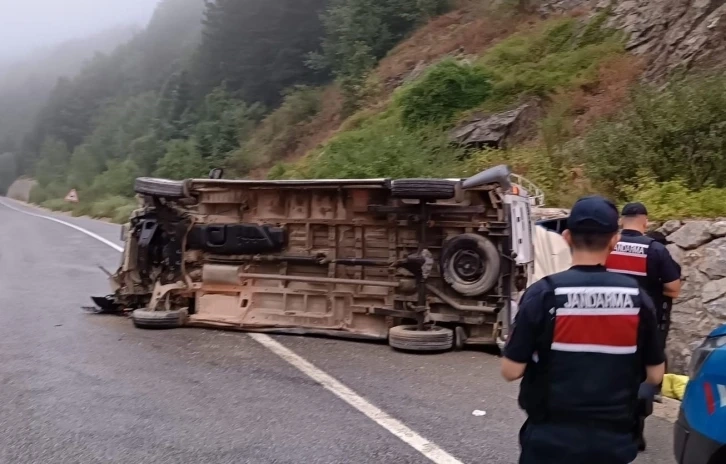 Tarım işçilerini taşıyan minibüs devrildi: 4’ü çocuk 10 yaralı