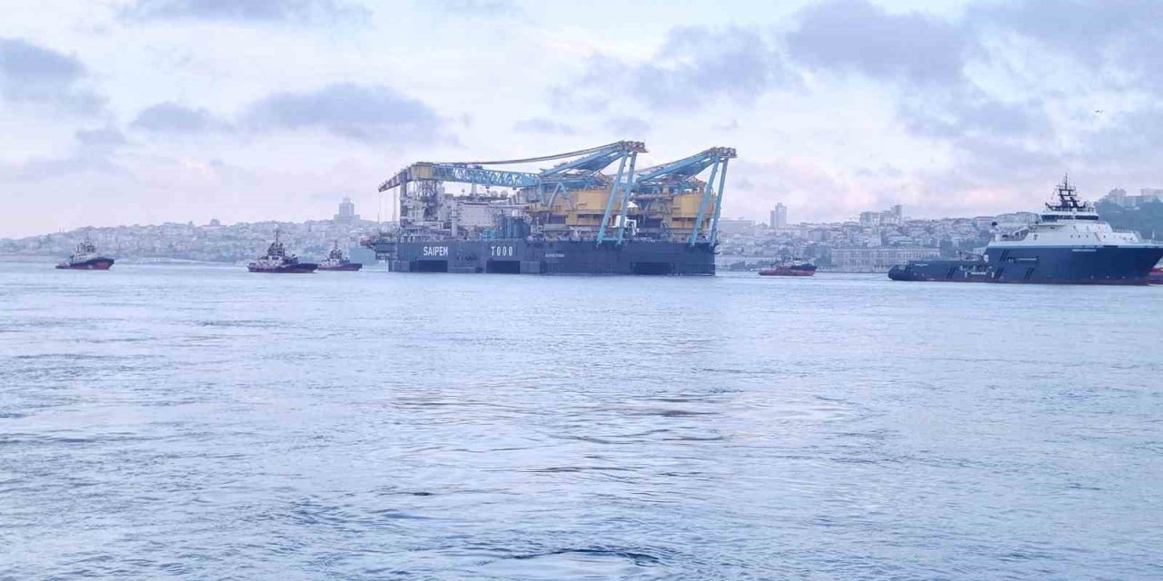Dev vinç gemisi İstanbul Boğazı’ndan geçiyor