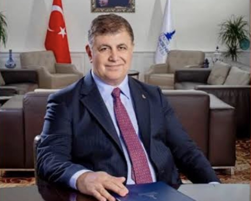 İzmir Büyükşehir Belediye Başkanı Cemil Tugay istifa etti