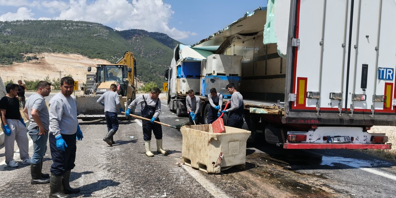 Mersin'de seyir halindeki tırda 15 ton balık atığı yola saçıldı