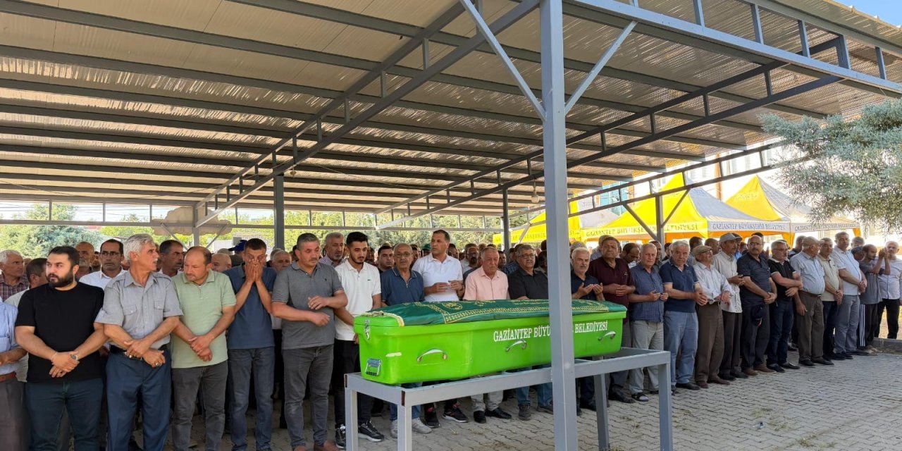 Karkamış-Nizip karayolunda kaza yapan öğrencilerden biri toprağa verildi