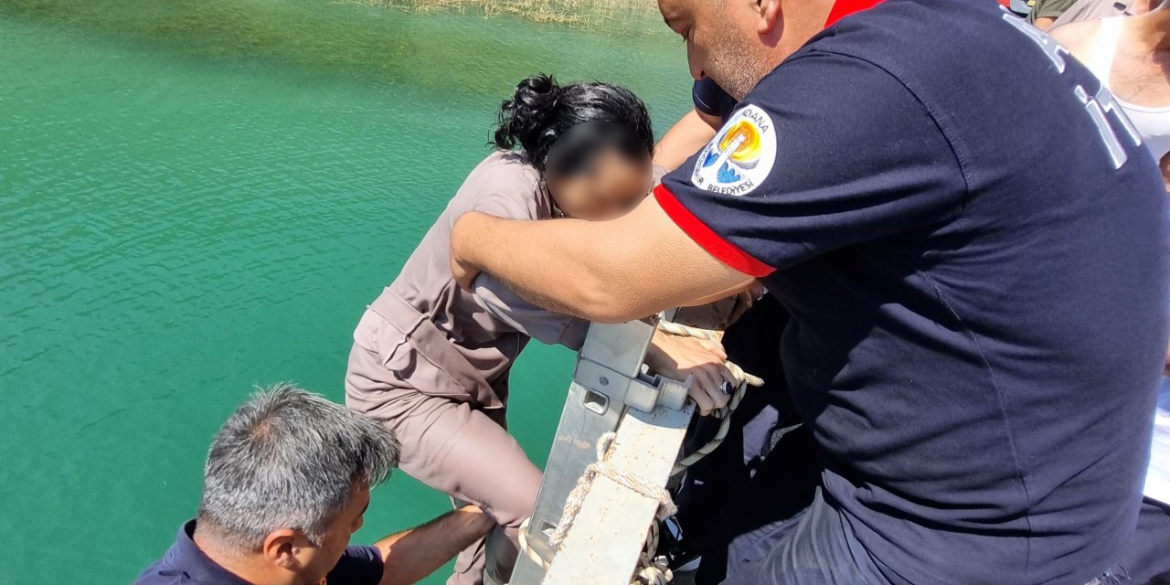 Köprüden düşen kadını itfaiye ekipleri kurtardı
