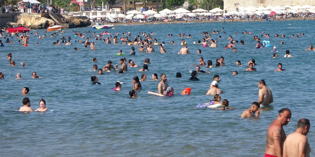 Deniz kenarlarına akın ediyorlar, sahiller doldu