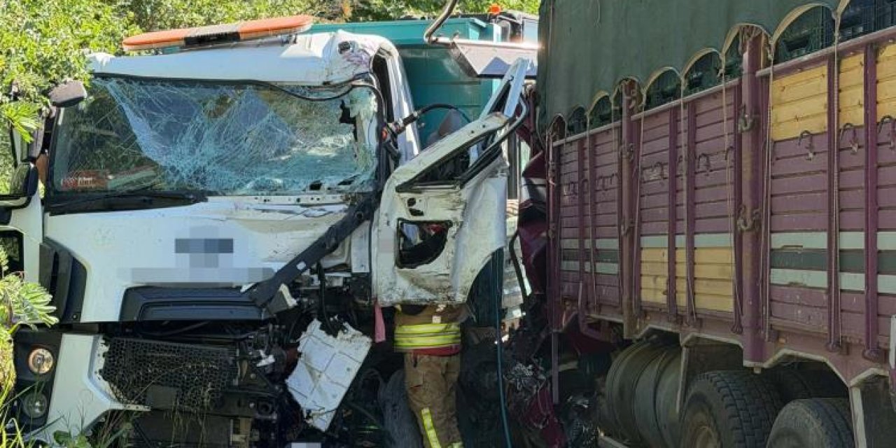 İki kamyon virajda çarpıştı: 1 ölü 2 yaralı