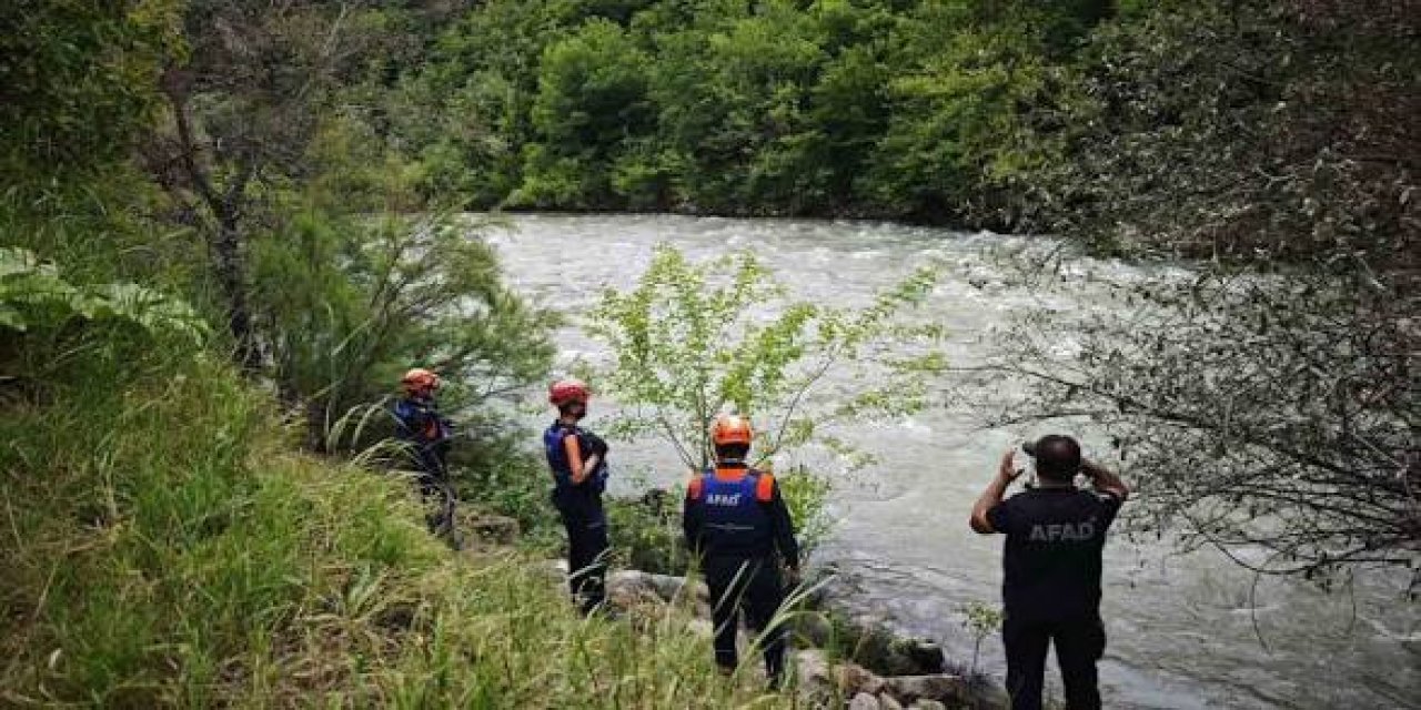 Artvin’de kayıp babayı arama çalışmaları sürüyor