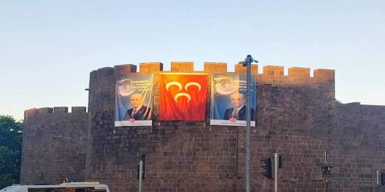 Diyarbakır Surlarına Bahçeli’nin dev posteri asıldı