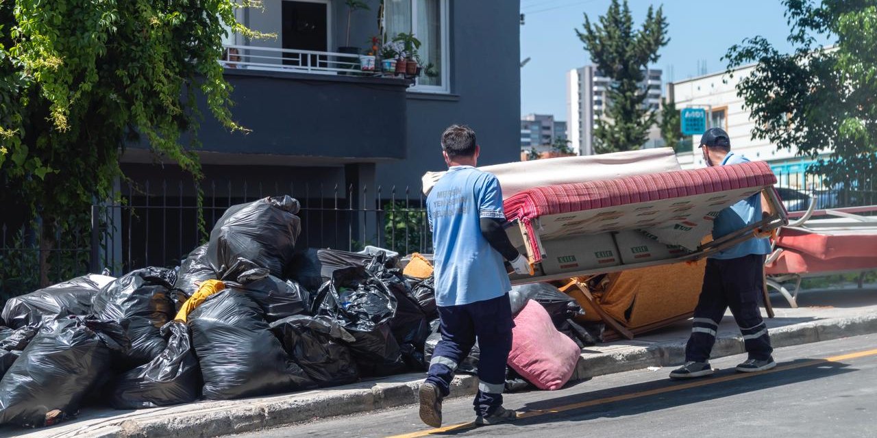 Yenişehir'de çöp evde tonlarca atık çıkarıldı