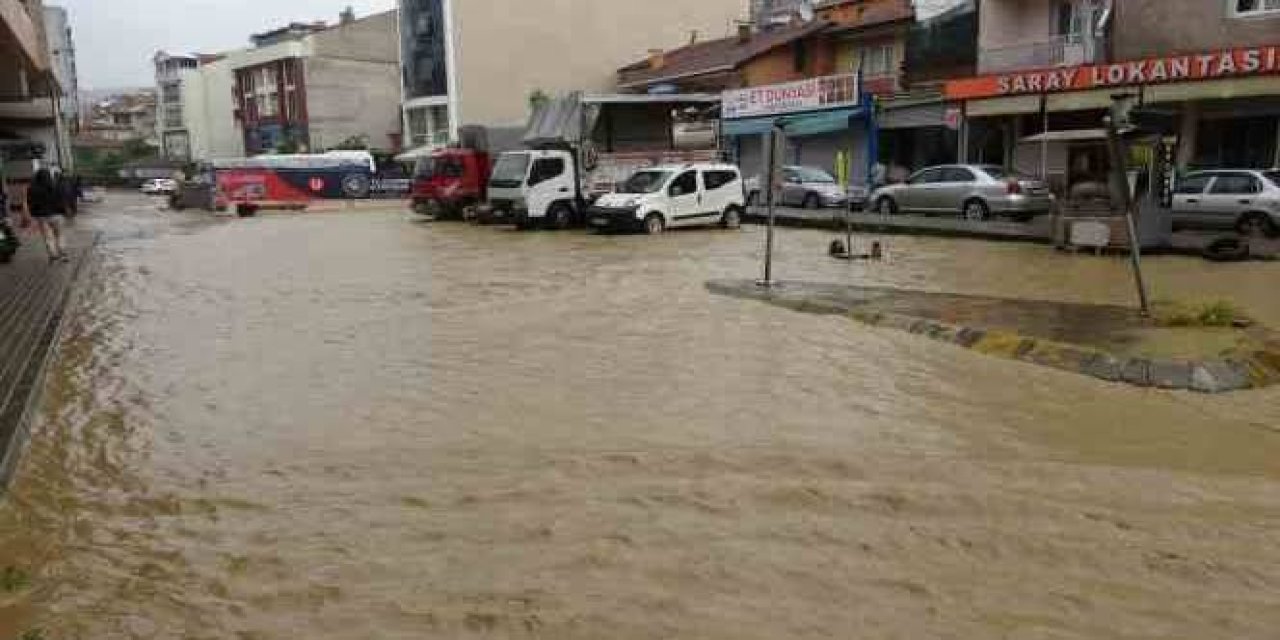 Kocaeli’nde cadde ve sokaklar göle döndü