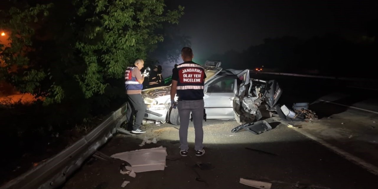 TEM'de bir tır emniyet şeridindeki otomobili ezdi, ölü ve yaralılar var
