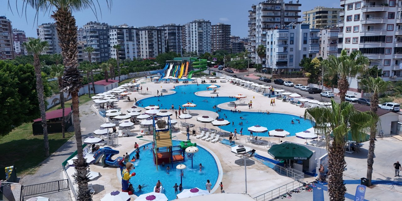 Sıcakta ve nemden kaçan Mezitli’nin su parkına koşuyor