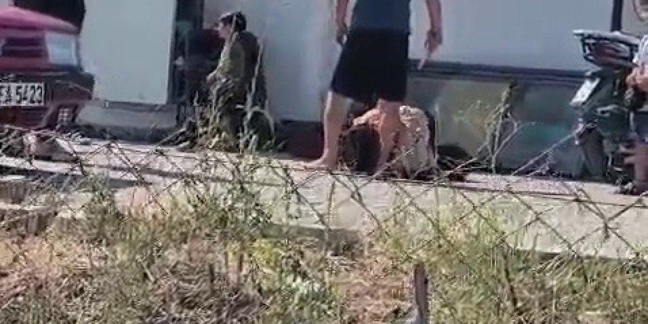 Dehşete düşüren görüntü: Evlatlarının gözü önünde bıçakla eşini darbetti