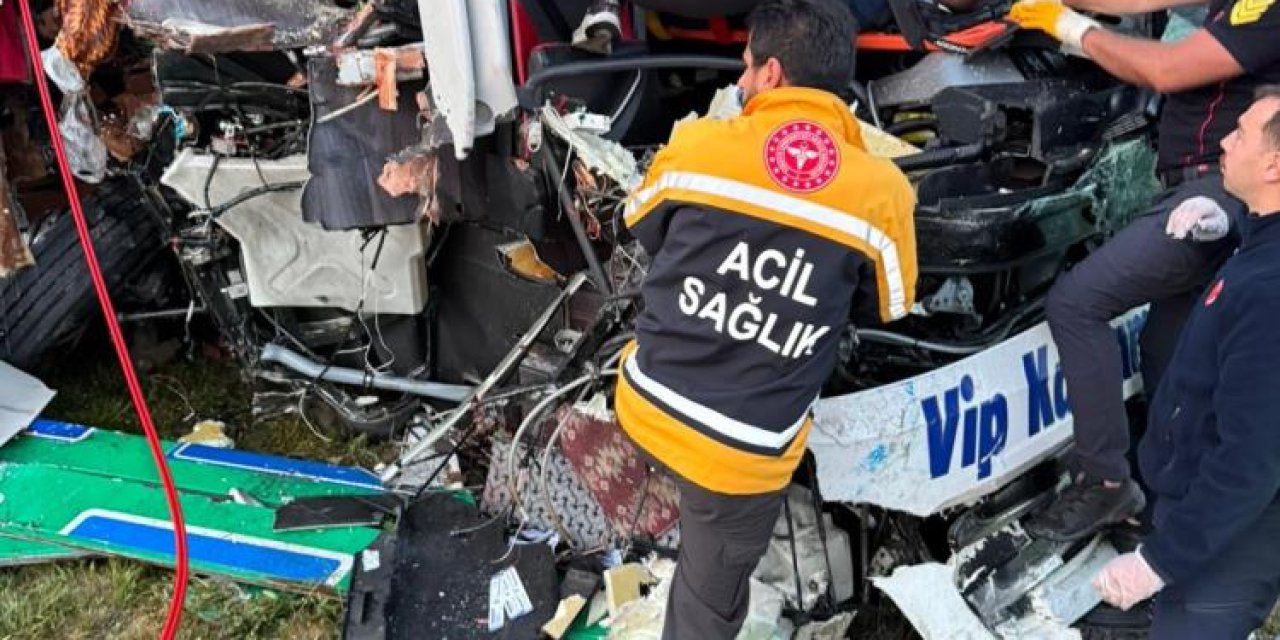TEM'de yolcu otobüsü ortalığı savaş alanına çevirdi, çok sayıda  yaralı var