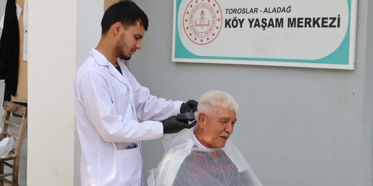 Toroslar'da yaşlılara kişisel bakım hizmeti veriliyor