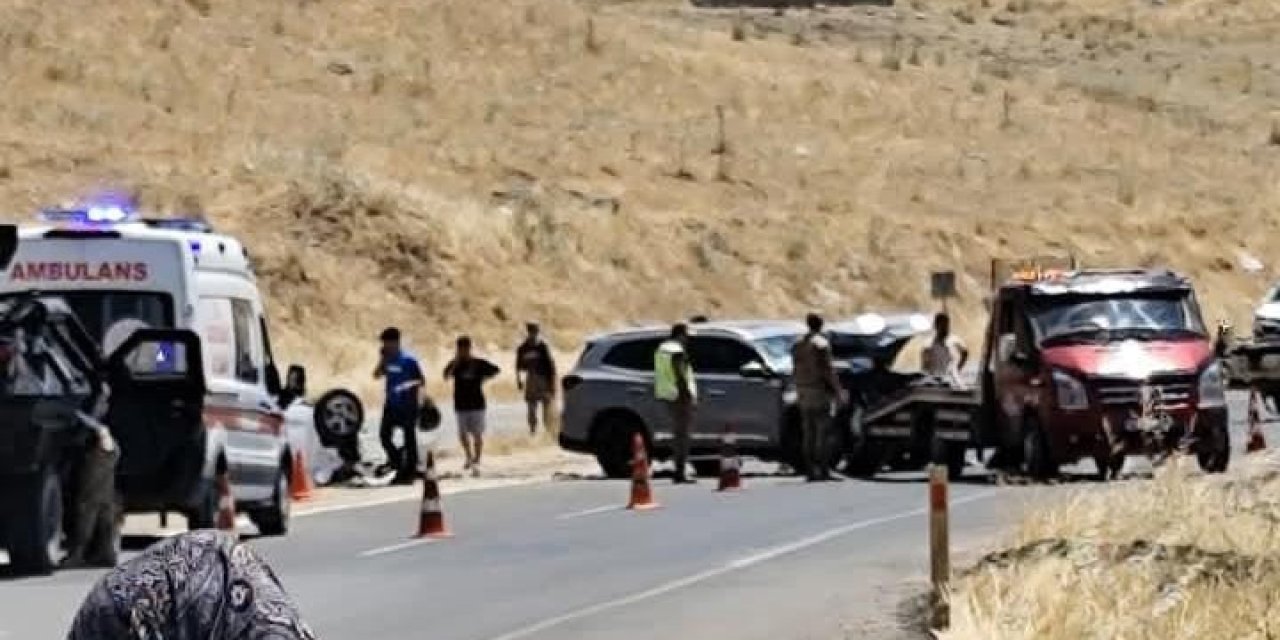 Silvan ilçesinde iki otomobil çarpıştı:9 yaralı