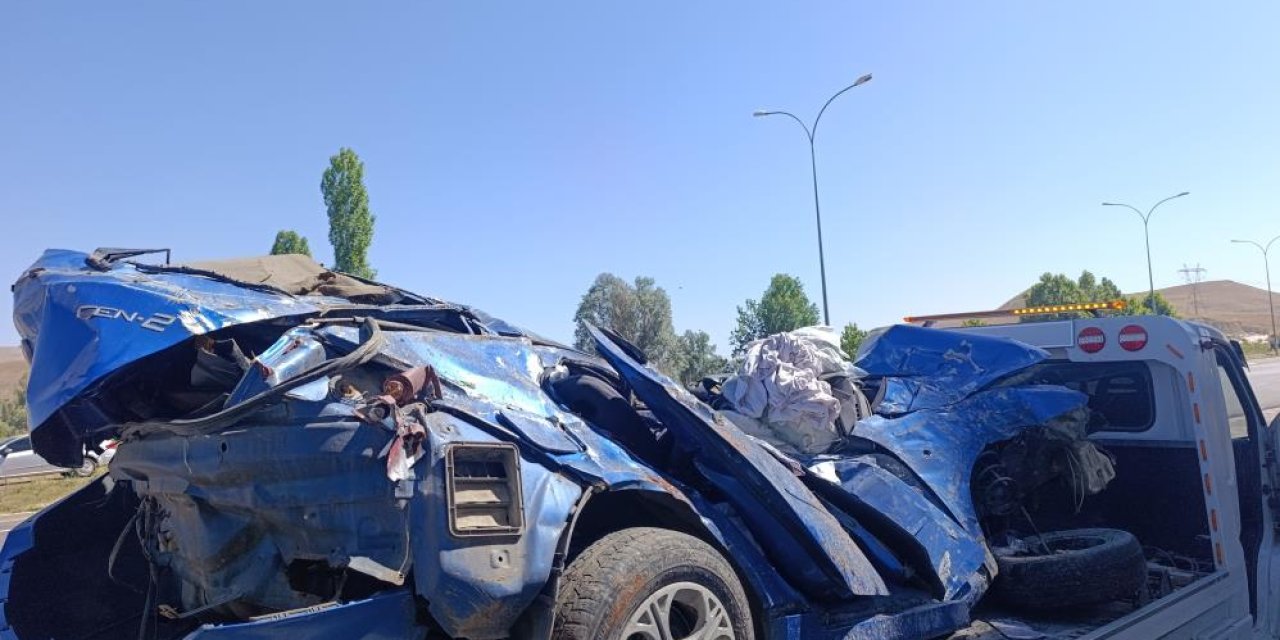 Trafik kazasında anne ve baba öldü, 8 aylık bebek ağır yaralandı