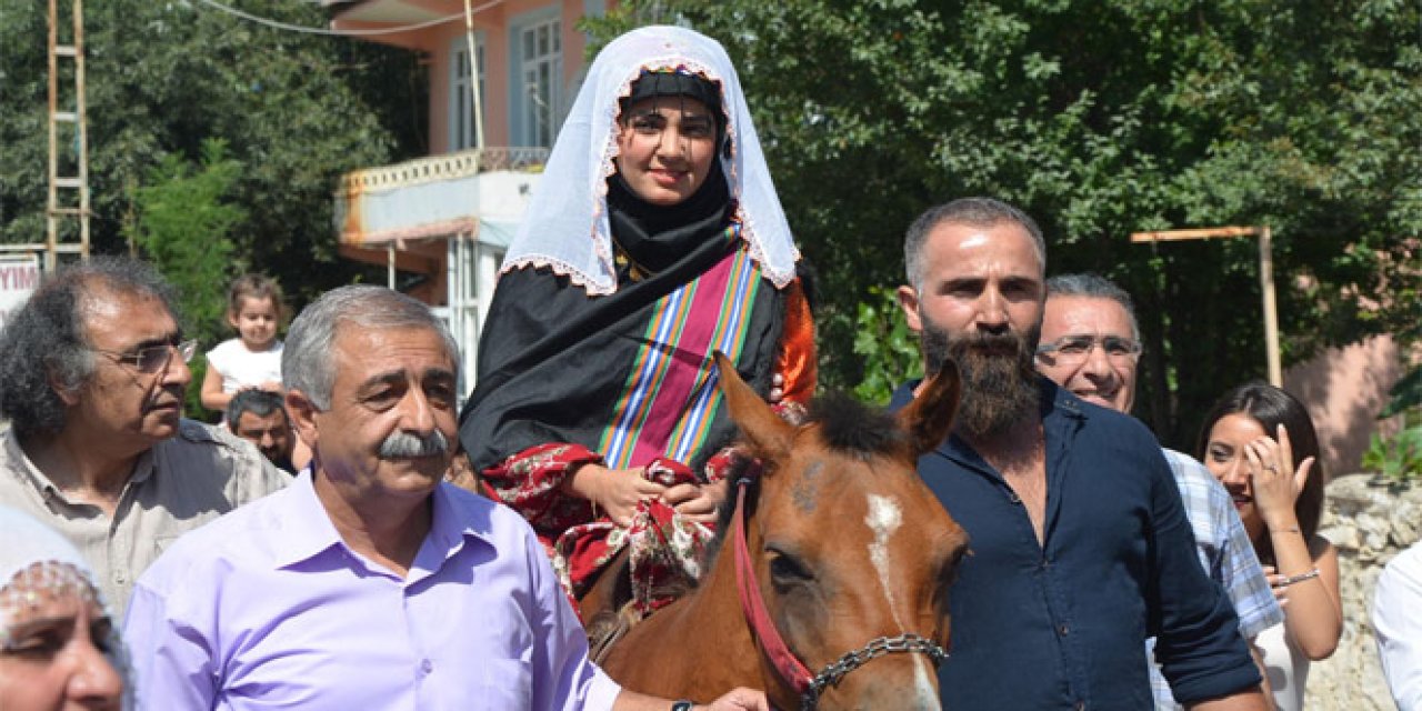Atlı gelin geleneği renkli görüntüler oluşturdu