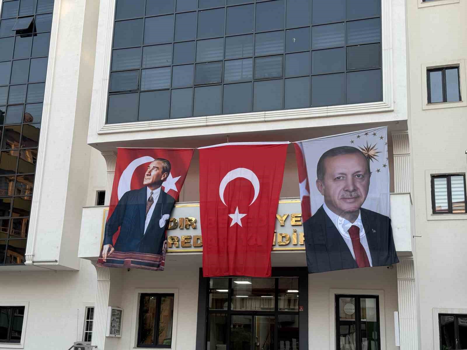 DEM Partili Belediye binasına Erdoğan’ın posteri asıldı