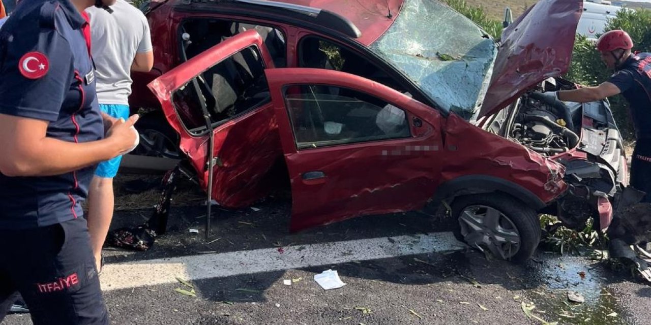 TAG Otoyolu'nda otomobil bariyerlere çarptı: 1'i çocuk 5 yaralı