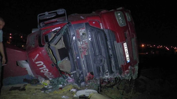 Kayseri'de Plastik boru yüklü tır devrildi: 1 ölü, 1 ağır yaralı