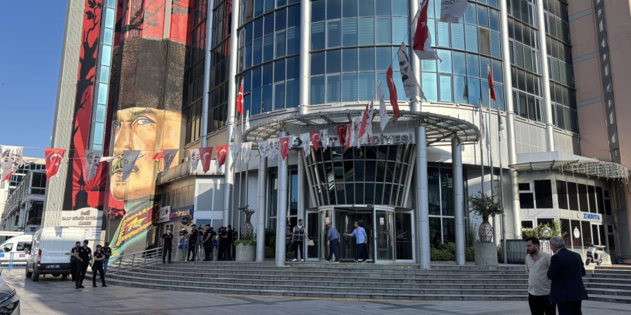 İzmit Belediyesi'nde hareketli saatler: Belediye Başkanı ve eşi gözaltına alındı