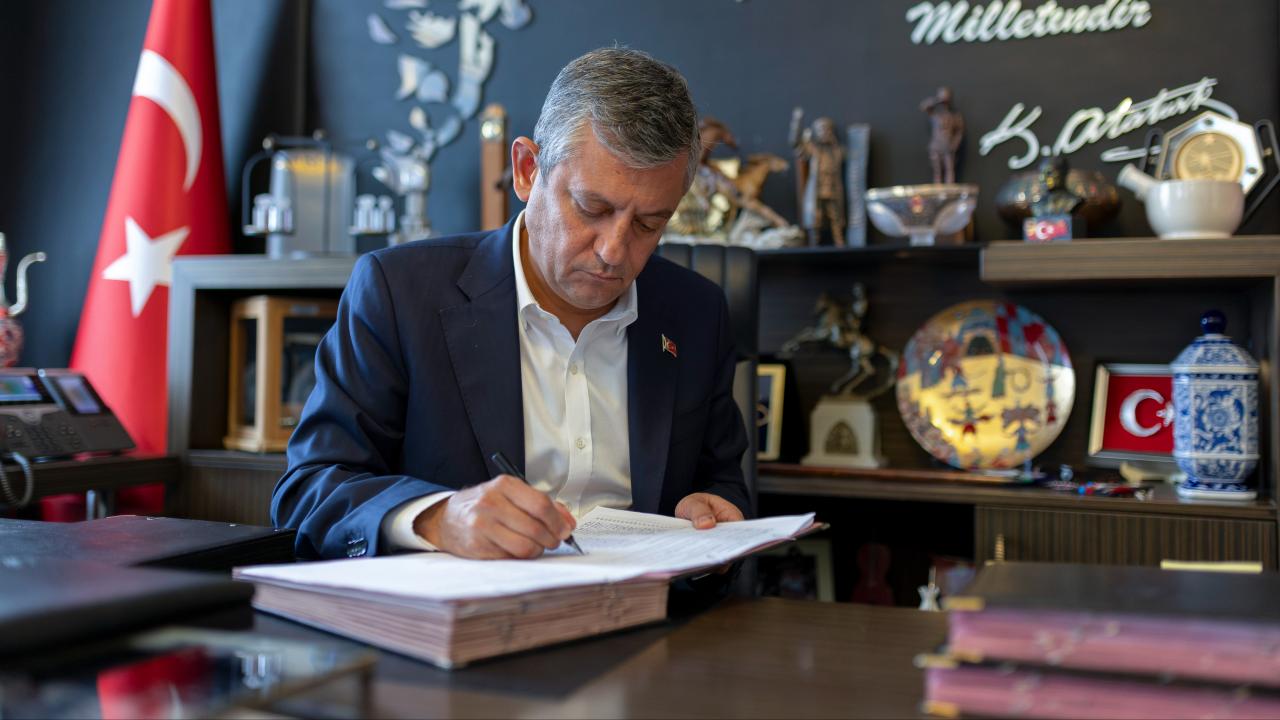 Özgür Özel ve 90 milletvekili Cumhuriyet Halk Partisi’nden istifa etti.