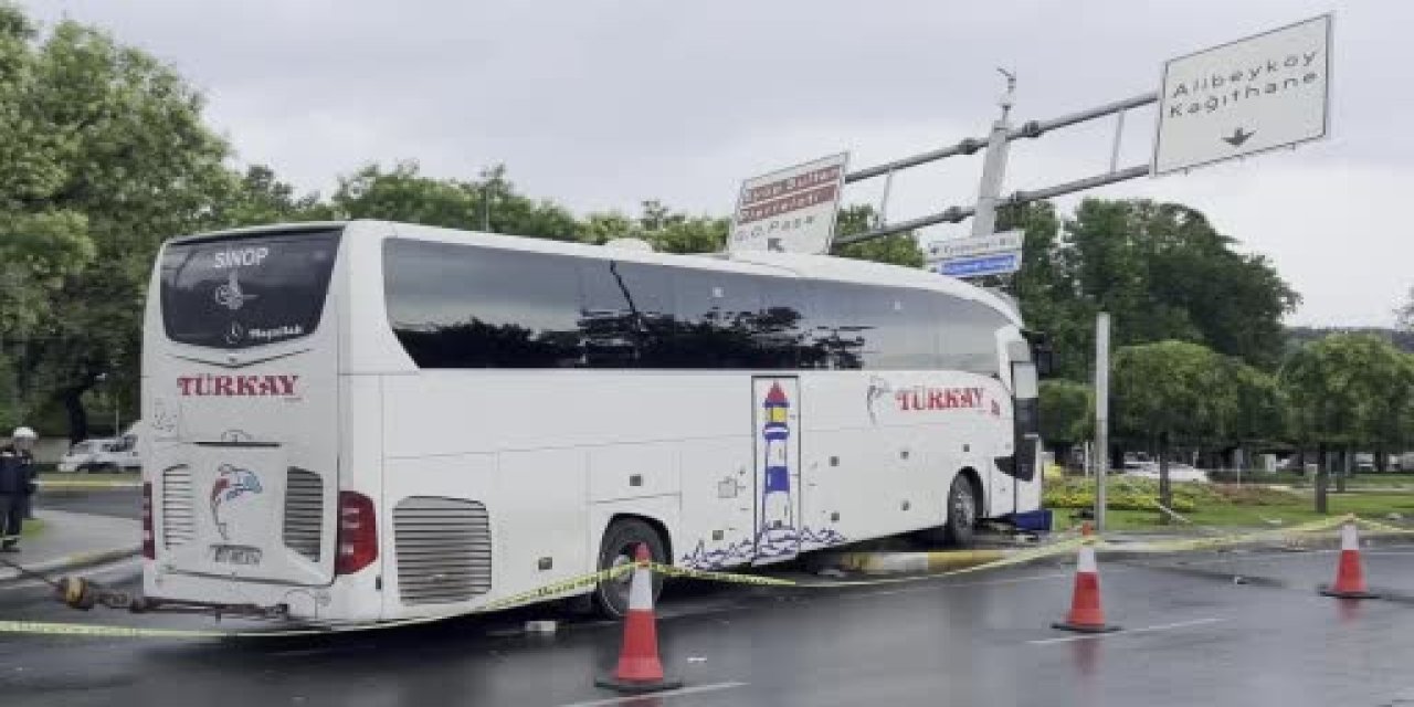 Yolcu otobüsü otomobile çarptı: 2'si ağır 30 yaralı