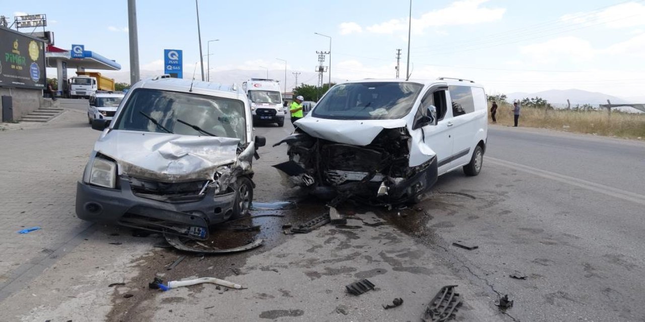 iki hafif ticari aracın çarpıştığı kazada 8 kişi yaralandı