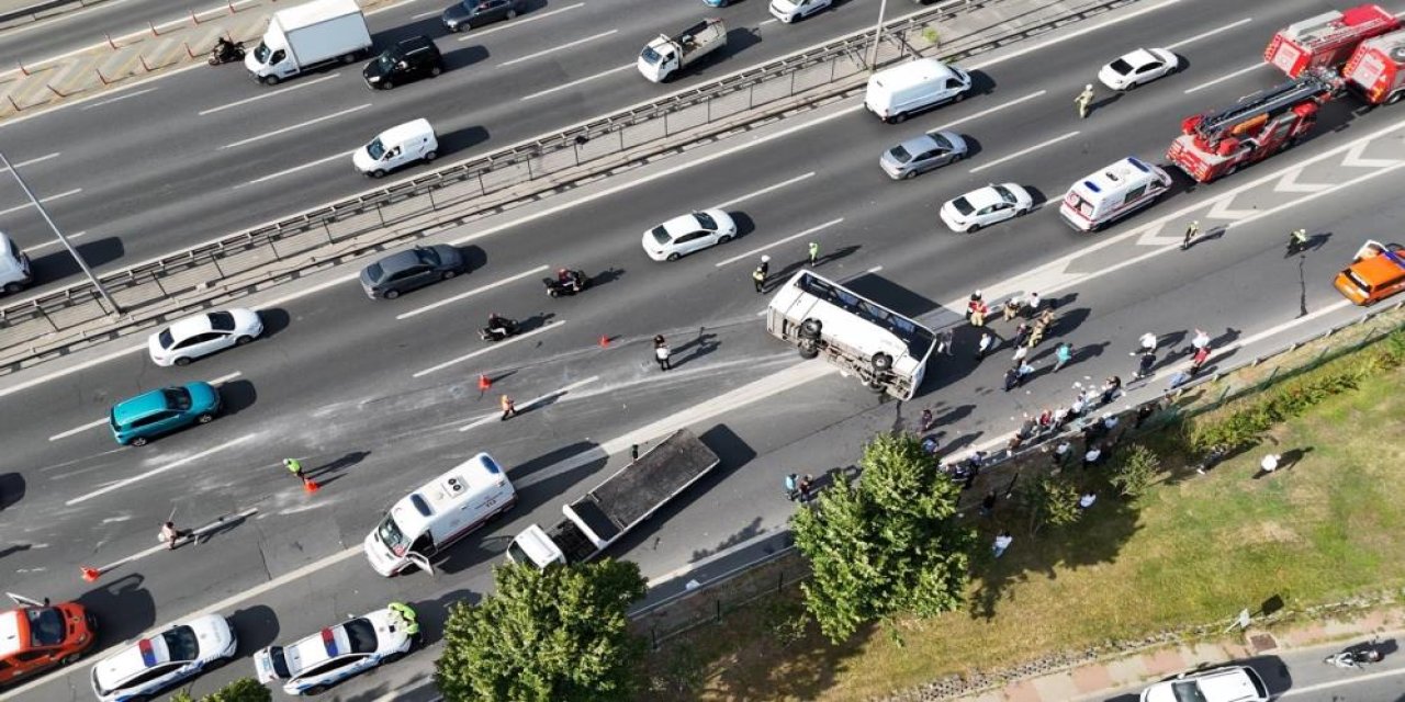 Banka personelini taşıyan midibüs devrildi: 21 yaralı